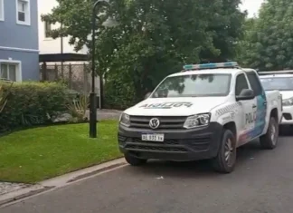 APREHENDEN A UN JOVEN POR VANDALIZAR UN AUTO CON SÍMBOLOS NAZIS