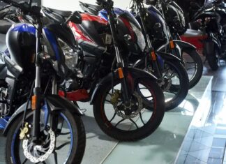 Caen autos, crecen las motos